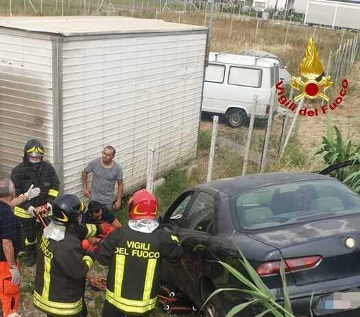 Scende da auto per aprire cancello e viene travolto – morto