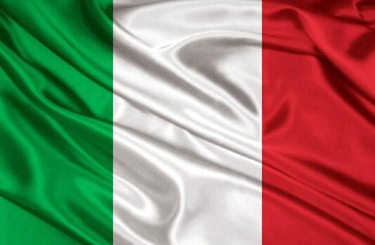 Ruba bandiera a bimbo – padre lo insegue e gli rompe una gamba