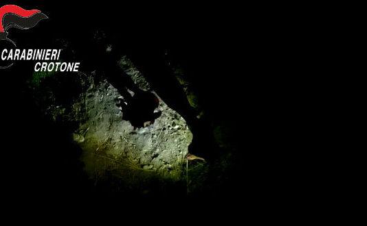 Si perde nei boschi e finisce in un dirupo – soccorso da carabinieri e vigili del fuoco