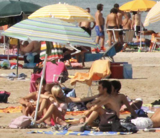 Adesca tre bambine in spiaggia – 50enne rischia linciaggio