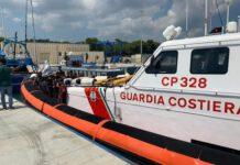 Migranti – in 32 soccorsi in mare e condotti nel porto di Roccella