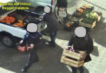 Reggio Calabria – sottraevano merce a venditori ambulanti: arrestati 2 agenti della Polizia locale