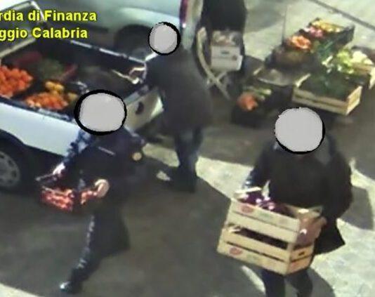 Reggio Calabria – sottraevano merce a venditori ambulanti: arrestati 2 agenti della Polizia locale