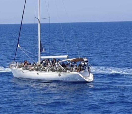 Sessanta migranti sbarcati nel porto di Roccella