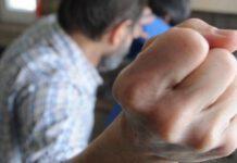 Minaccia e picchia la madre anziana – arrestato