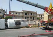 Si ribalta autocisterna gasolio per cedimento manto stradale