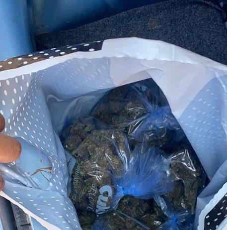 Oltre un kg di marijuana rinvenuto in un’auto abbandonata