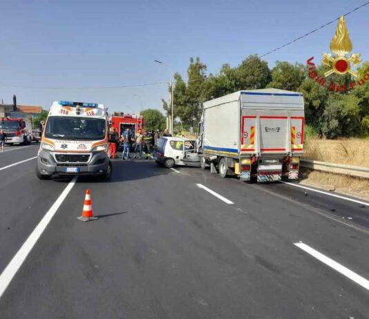Incidente su Ss 106 – scontro tra auto e camion: un morto