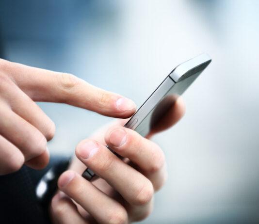 Rubano smartphone a coppia turisti in spiaggia – arrestati