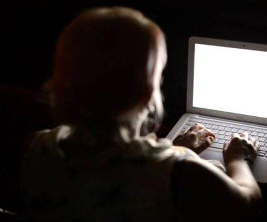 Abusi sessuali online su minori – arrestati prete e una donna