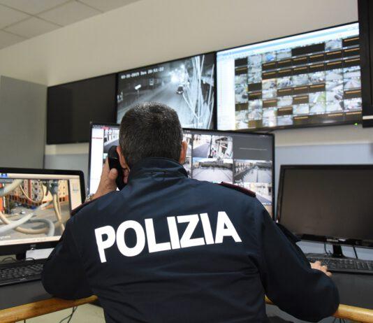 Incendia porta di casa di 2 anziani per estorcere denaro – arrestata donna