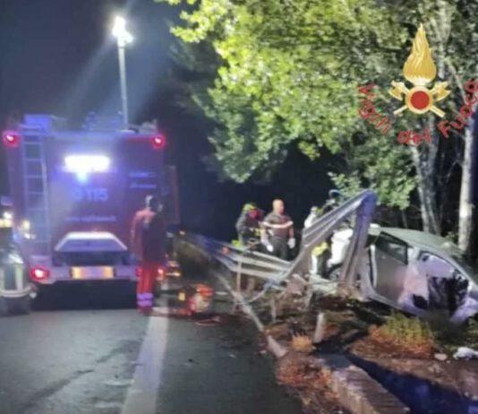 Auto finisce fuori strada – un morto ed un ferito