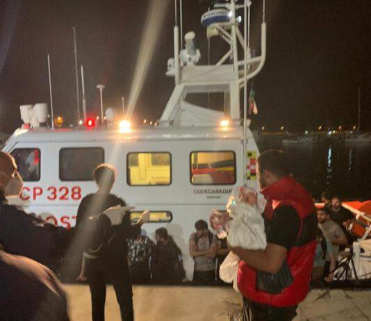 Nuovo sbarco migranti su coste calabresi – anche una bimba di un anno