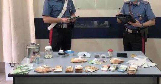 Arrestato insegnante – aveva in casa cocaina, hashish e oltre 60 mila euro in contanti