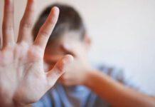 Bimbo di 11 anni denuncia la madre: “Mi picchia con calci e pugni in testa”