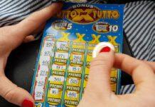 Anziana vince 500mila euro al gratta e vinci- tabaccaio glielo ruba e fugge