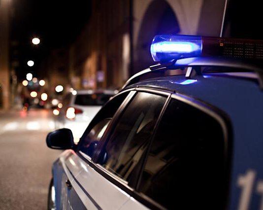 Accoltella 5 persone tra cui un bimbo alla gola