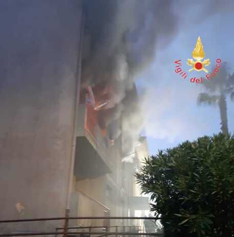 Incendio distrugge appartamento palazzina – 6 famiglie evacuate