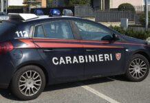 Taglia ruota dell’auto dei carabinieri in piazza – arrestato 25enne