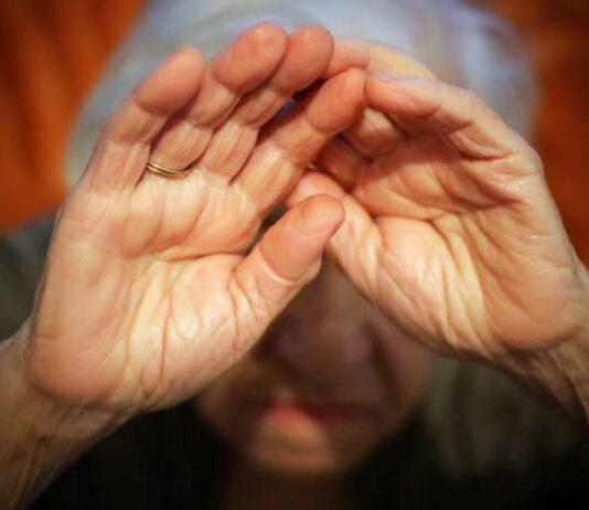 Maltratta parente anziana per impossessarsi della casa – allontanata