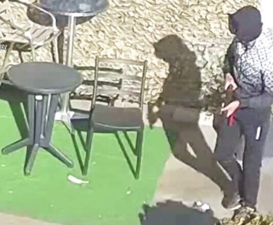 Rapina a Polistena – minaccia cassiera con fucile giocattolo: arrestato 25enne VIDEO