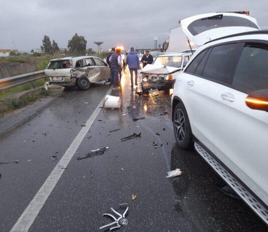 Incidente su Ss 106 – 3 auto e un pullman coinvolti