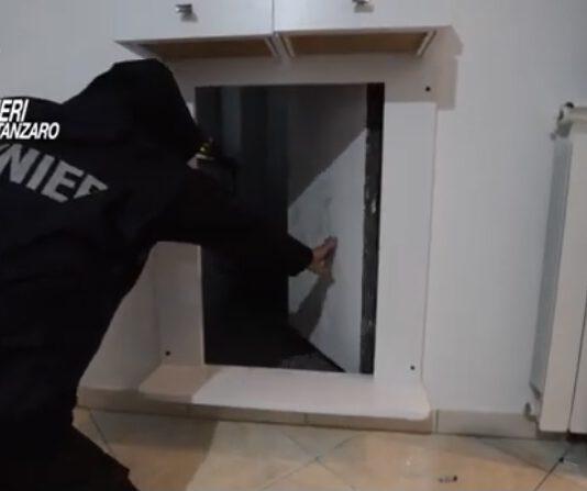 Ndrangheta – arrestato latitante: bunker dietro lo specchio in camera da letto