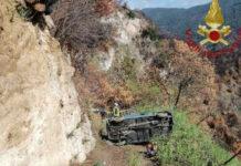 Auto finisce in scarpata – due feriti