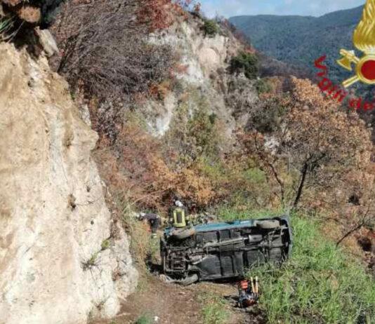 Auto finisce in scarpata – due feriti