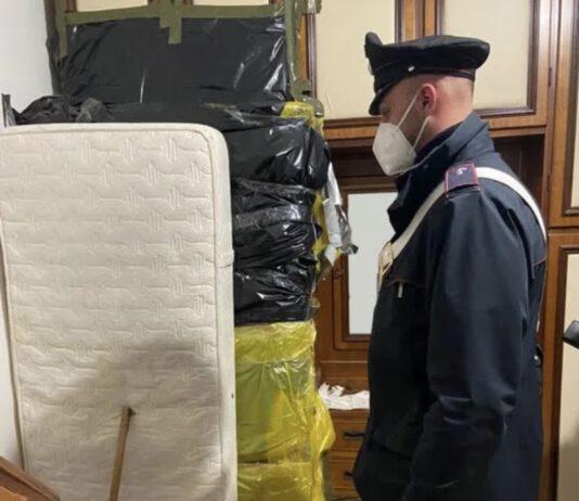 Mura nell’armadio il corpo della madre morta morta per incassare la pensione