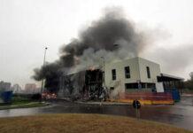 Piccolo aereo precipita sopra una palazzina nel Milanese, morte 6 persone