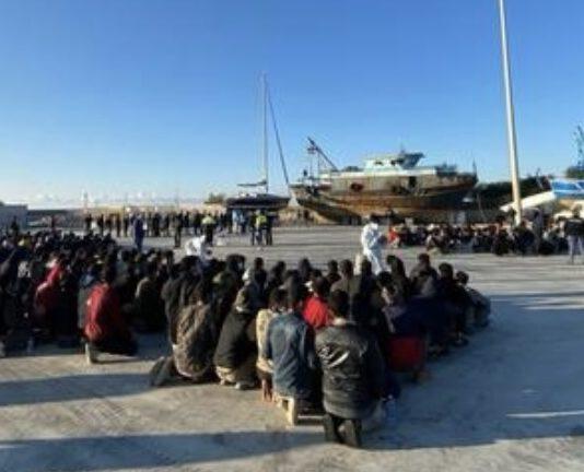 Un altro sbarco migranti su coste calabresi – arrivati in 300
