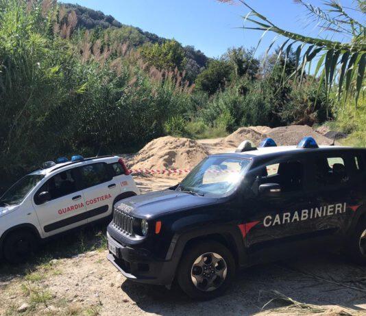 Impresa edile smaltiva rifiuti e macerie da demolizione nell’alveo del Fiume Metramo. Una persona denunciata