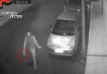 Tenta di uccidere rivale in amore sparandolo in auto – arrestato 19enne