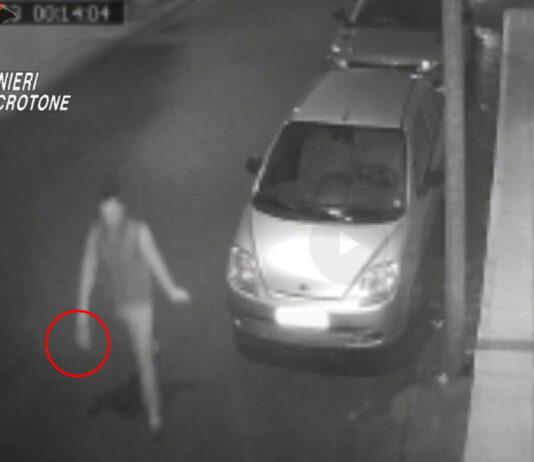 Tenta di uccidere rivale in amore sparandolo in auto – arrestato 19enne