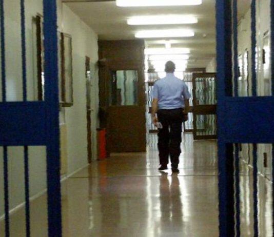 Calabria – detenuto aggredisce agente in carcere