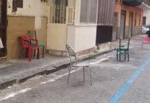 Sedie, catene e pali per occupare abusivamente posto auto – 21 sanzioni