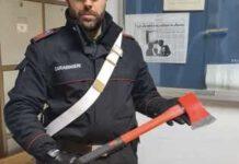 Scopre la figlia incinta e va a cercare con ascia futuro papà