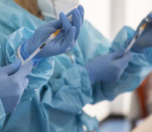 Covid, Bassetti: “Le aziende farmaceutiche, stanno guadagnando tonnellate di miliardi, per ogni vaccino acquistato dai Paesi ricchi dovrebbero donarne uno ai Paesi poveri.“