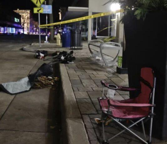 Usa, suv piomba su corteo natalizio: almeno cinque morti e 40 feriti