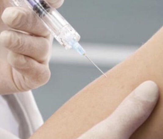 False vaccinazioni per ottenere Green pass, medico arrestato ammette le simulazioni: “Non ho preso soldi”