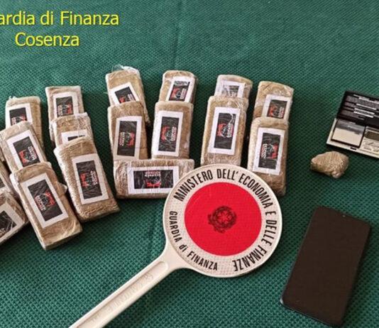 Viaggiava su autobus con 2kg di hashish