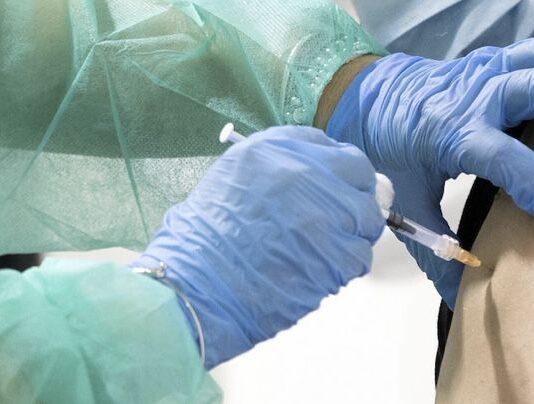 Covid, Sileri: “Tampone per vaccinati? Importante per individuare le catene di contagio ed evitare che troppe persone vadano in isolamento. Obbligo vaccinale per tutti i lavoratori? Con i dati attuali non penso”