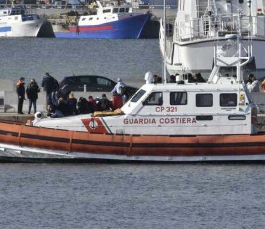 Migranti – 490 arrivati al porto di Crotone