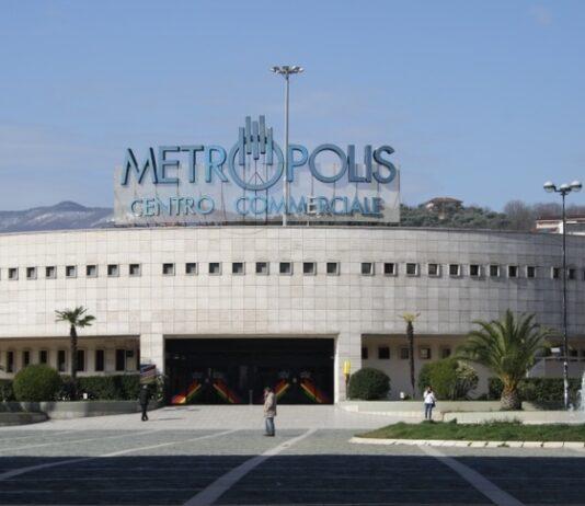 Tentato furto con spaccata in negozio del centro commerciale – ladri volevano rubare cassaforte