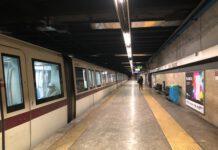 Si lancia sotto treno in metro – morto