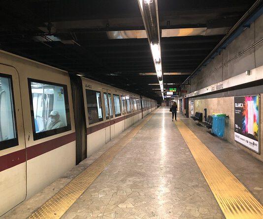 Si lancia sotto treno in metro – morto