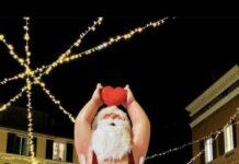 A Modena il Babbo Natale in piazza ha il tutù, polemiche per l’installazione