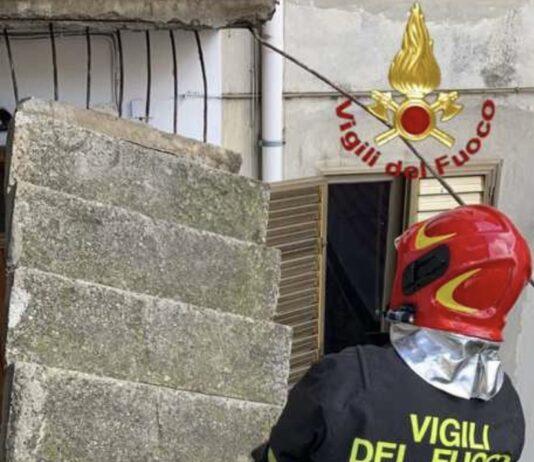 Crolla scala esterna palazzina – ferita una donna