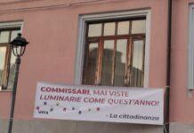 Rosarno – “Commissari mai viste luminarie come quest’anno” lo “striscione protesta” apparso a Piazza Duomo